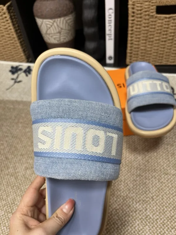 P320💰[New model] Long-term availability, 2025 new model, couple model [LOUlS VUlTTON] comes with drawer box, bag, card, invoice "Louis Vuitton ~ unique modern sandals. 》LV counter purchasing 🏃Men's and women's casual slippers, sold at the same time at the counter, the original old flower material upper is soft and comfortable, (refuses to discolor and rub the feet) sole: original factory special combination original sole, code number: 35--46 4 multiple colors 🉑️ to choose from